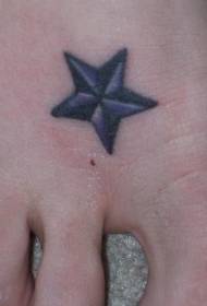 čierne päťbodové tetovanie hviezdou na priehlavku