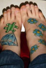 diamantes de cores de pé con tatuaxe de flores