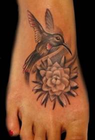 klenge schéine kolibri Blummen Tattoo Muster op der Instep