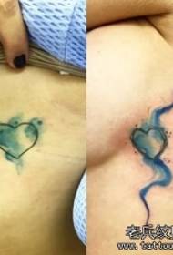 disegno del tatuaggio a forma di cuore con inchiostro a spruzzo fresco a costine laterali