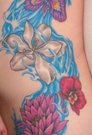 女性の腰側の色の大きな花の入れ墨のパターン