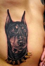 側肋黑白杜賓犬與狗項圈紋身圖案