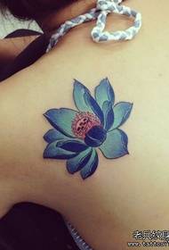 kecantikan bahu terlihat baik pola tato warna lotus