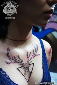 prekrasni uzorak tetovaže jelena na grudima 114825 - djevojačka prsa prekrasni uzorak male tetovaže