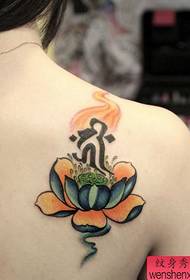 emakumezkoen sorbaldak Sanskrit lotus tatuaje eredua