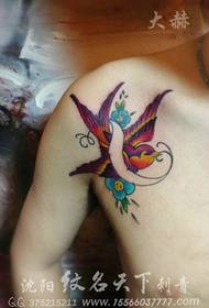 男生肩膀处漂亮时尚的小燕子纹身图案