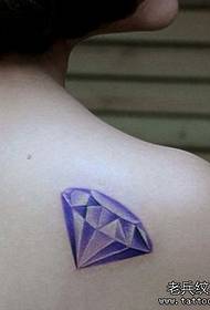 gadis bahu Kembali pola berlian tato warna populer