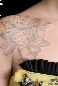 Meedche Tattoo op der Schëller vun engem Meedchen