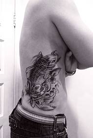 μαύρο και άσπρο μοτίβο τατουάζ του πλευρικού λωτού της μέσης και του κυπρίνου