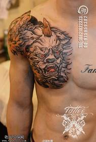 modello di tatuaggio tradizionale prajna sul petto a colori