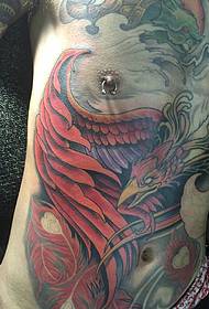 'n kleurryke Phoenix-tatoeëring wat die hele borskas bedek