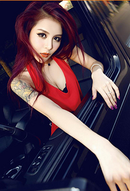 sexy schoonheid automodel grote borsten heup verleiding persoonlijkheid tattoo foto