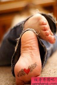 Travaux de tatouage coeur rouge de petits pieds frais