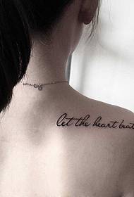 profumo sexy sulla spalla di un significativo tatuaggio inglese