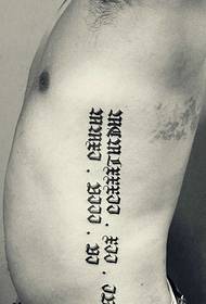 einfache Sanskrit Tattoo verstoppt an der Säit vun der Taille