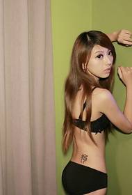 sexig glamorös bikini skönhet tatuering bild i rygg midjan
