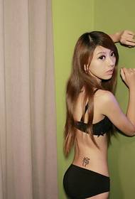 seksowne efektowne bikini tatuaż z tyłu obraz talia tatuaż