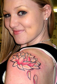 roze lotus-tatoeage op de linkerschouder van het meisje