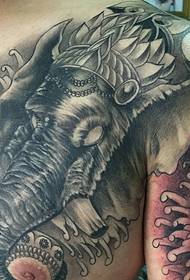 ハンサムな肩越しの黒と白の象の神のタトゥー