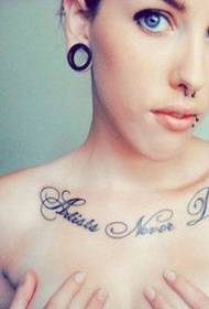 foto di bellezza petto lettera tatuaggio foto