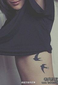 vrouw kant taille slikken tattoo patroon