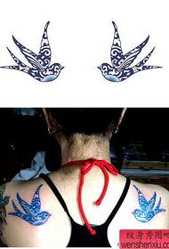 A barra di spettacoli di tatuaggi hà cunsigliatu un mudellu simmetricu di tatuaggio di spalla