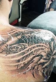 kwangoko ukugqitywa kwegxalaba le-lotus squid tattoo tattoo