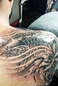 tatuaggio tatuaggio calamaro di loto spalla completato immediatamente