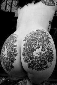 seksi djevojka magarca lijepa crno-bijela cvjetna tetovaža slike vinove loze