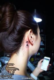 vrouwelijke oren achter een kleine verse kat Tattoo patroon