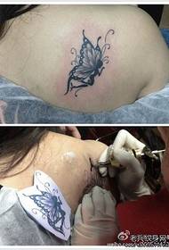 Bahu wanita dan corak tatu rama-rama yang cantik
