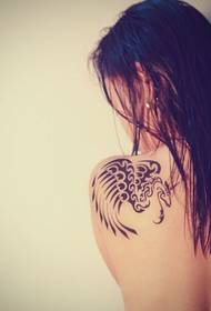 schouder mooie vleugels totem tattoo