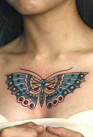 Modeli i tatuazheve me flutur me ngjyra të vajzave në gjoks është shumë i bukur