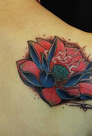 여자의 어깨에 아름다운 연꽃 문신 사진