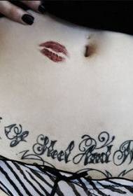 kleiner Bauch rote Lippen Buchstaben Tattoo