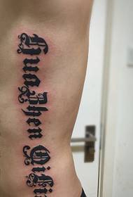 Angol tetoválásmintázat az ember érzékeny részének derékán