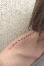 scialle ragazza tatuaggio alfabeto inglese