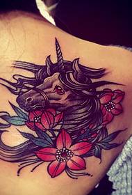 tattoo unicorn ຢູ່ດ້ານຫລັງຂອງແມ່ຍິງທີ່ສວຍງາມ
