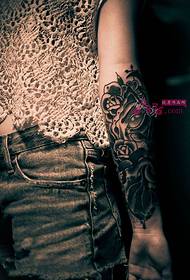Креативна змија и розово црно-бела цветна тетоважа со рака