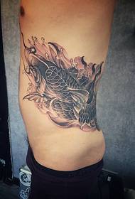 disegno del tatuaggio calamari attivi intorno alla vita del ragazzo