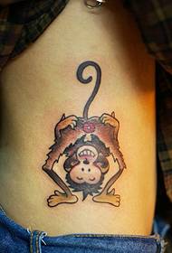 Yan bel kişilik yaramaz maymun dövme resmi