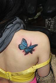 3Д лептир тетоважа женског рамена