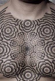 Ukuqhuma nje okupholileyo kwe tattoo totem yesifuba