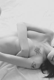 tatuaxe de loto de peito de beleza