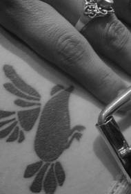 ndege wa ajabu nyeusi pamoja na muundo wa tattoo ya panya