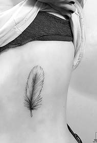 upande kiuno nzuri ndogo feather tattoo muundo