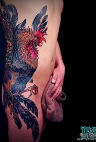 Татуировка с изображением петуха сбоку