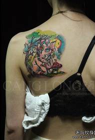 Tendenza bellezza dietro le spalle del bellissimo disegno del tatuaggio del piccolo elefante