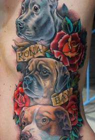 muundo wa tattoo ulio na miguu mitatu kwenye kiuno cha upande