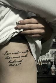 Nascosto nella vita laterale dell'elegante immagine del tatuaggio inglese
